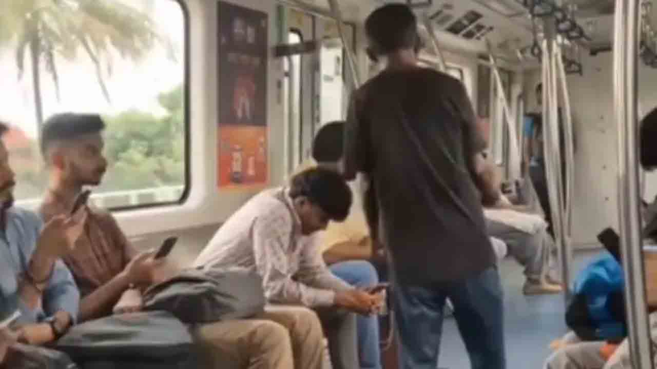 Watch: బెంగళూరు మెట్రో ట్రైన్‌లో అడుక్కున్న వ్యక్తి.. తర్వాత ఏం జరిగిందంటే?