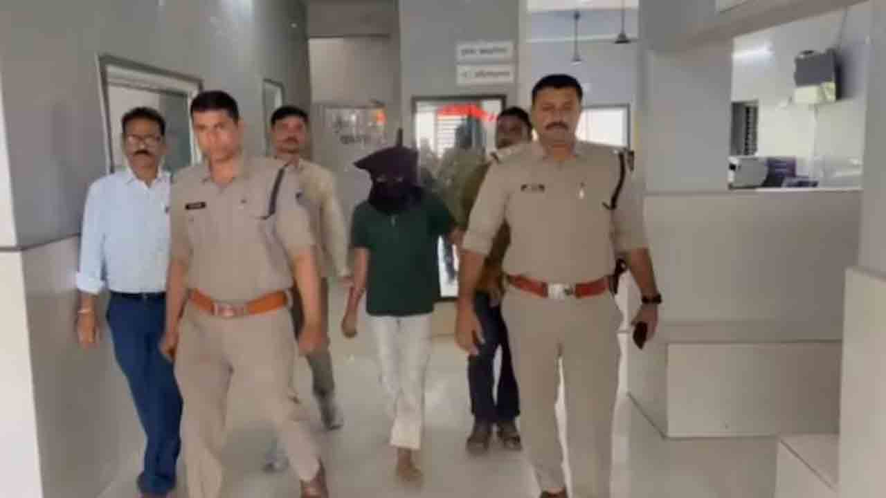 Man molests woman’s body | మార్చురీలోని మహిళ మృతదేహంపై వ్యక్తి లైంగిక   దాడి.. సీసీటీవీ ఫుటేజ్ ద్వారా గుర్తింపు