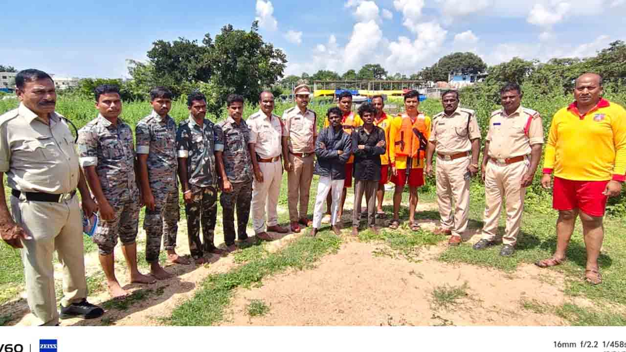 Manjira River | మంజీరా నదిలో కొట్టుకుపోయి ప్రాణాలతో బయటపడ్డారు.. వీడియో
