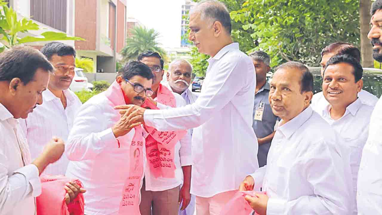 కాంగ్రెస్ను వీడుతున్న క్యాడర్.. ఎన్నికల వేళ అధికార పార్టీలో వలసల కలవరం.. బీఆర్ఎస్లో కదనోత్సాహం