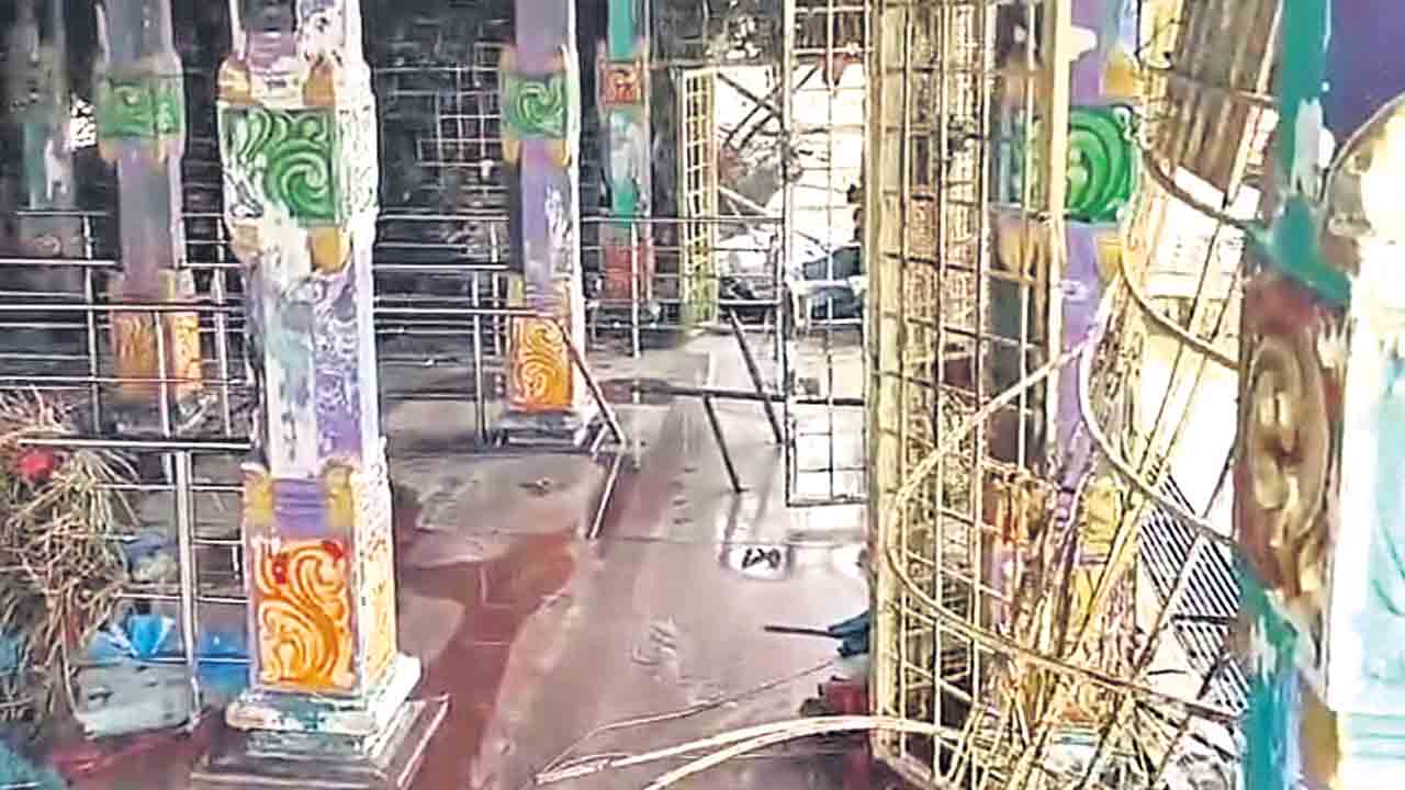 అధికారుల నిర్లక్ష్యం.. అపార నష్టం