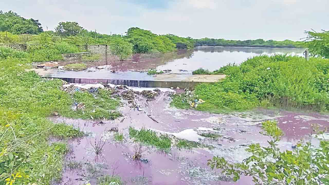 నిబంధనలకు నీళ్లు.. ఏరులై పారుతున్న వ్యర్థాలు!