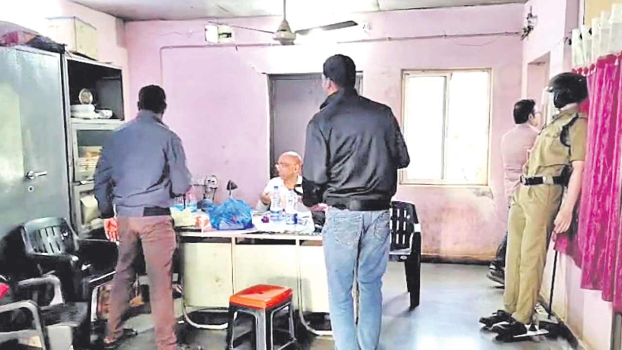 మాడ్గి ఆర్టీఏ చెక్‌పోస్టుపై ఏసీబీ దాడి