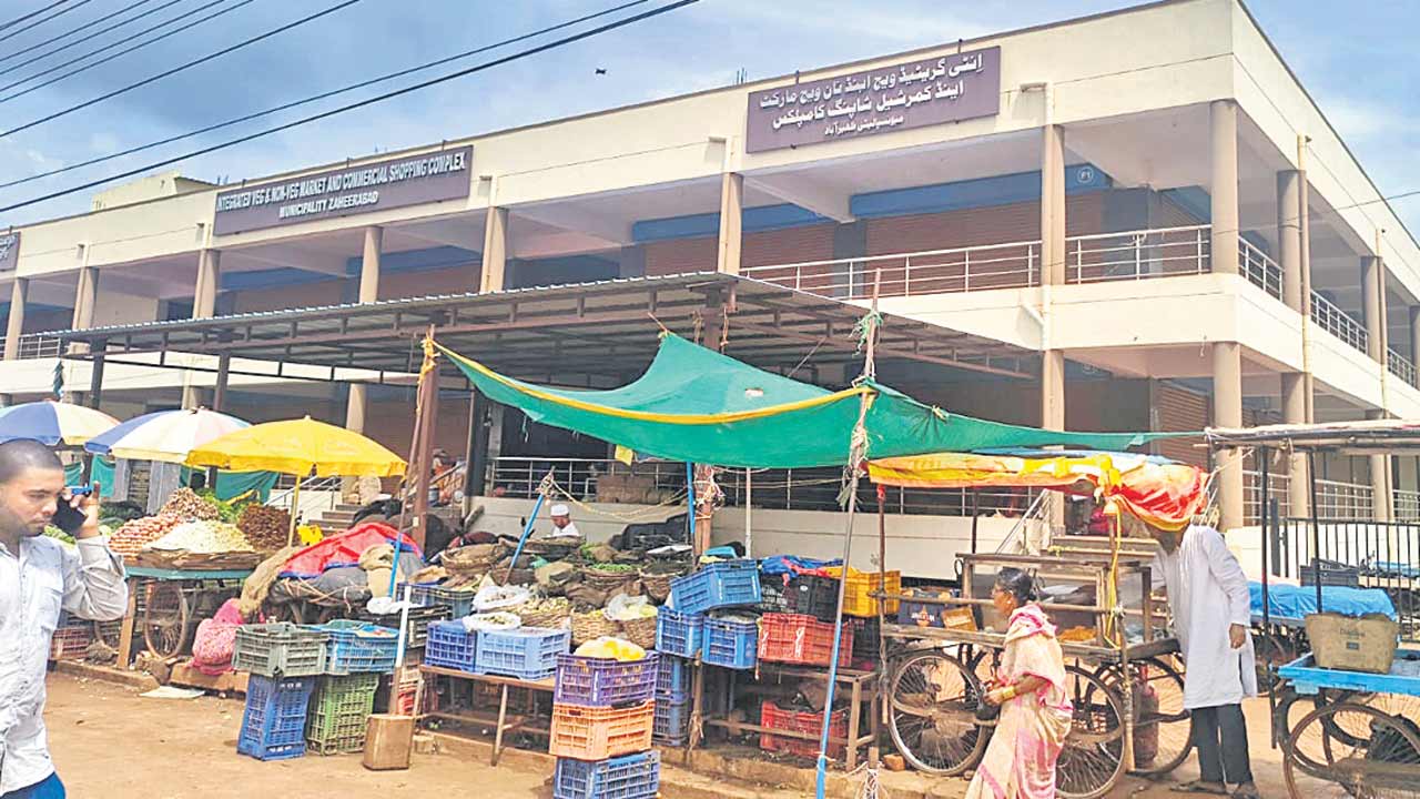 షాప్‌లు.. ఎదురుచూపులు