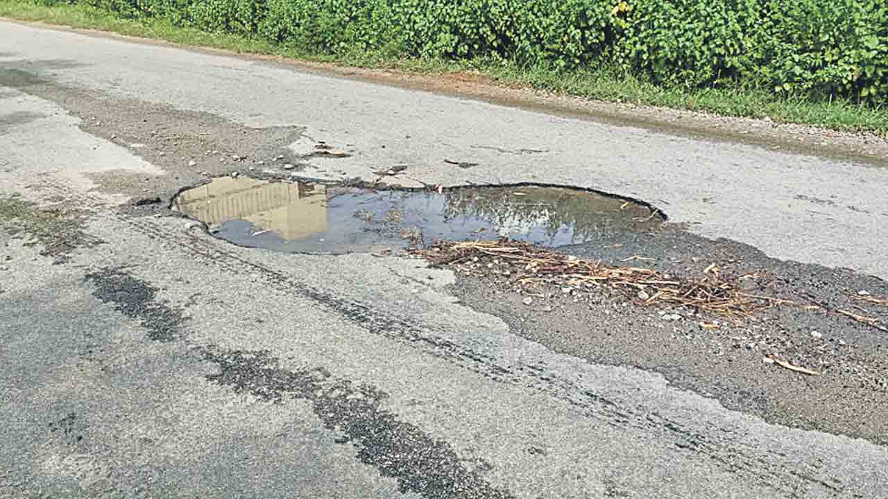 అధ్వానంగా రోడ్లు