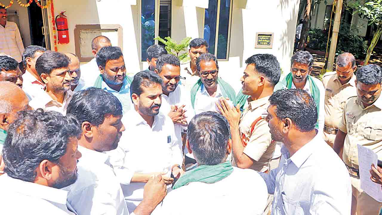 రైతుల్ని దొంగల్లా చూస్తున్న కాంగ్రెస్‌