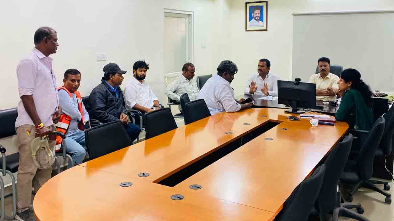 Mettu kumar yadav | ప్రజలకు అందుబాటులో ఉండి సమస్యలు పరిష్కరించాలి.. అధికారులతో కార్పొరేటర్ మెట్టు కుమార్ యాదవ్