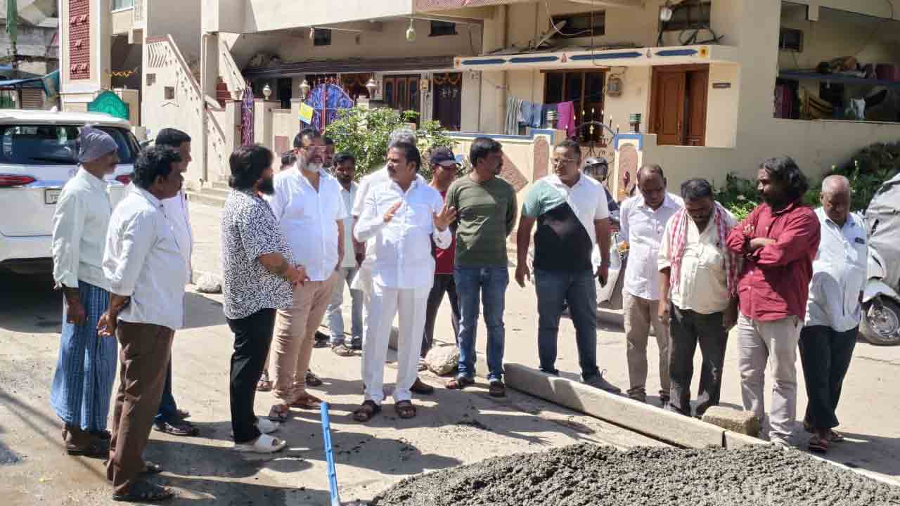 Mettu kumar yadav | సీసీ రోడ్డు పనులు వేగవంతం చేయాలి : కార్పొరేటర్ మెట్టు కుమార్ యాదవ్
