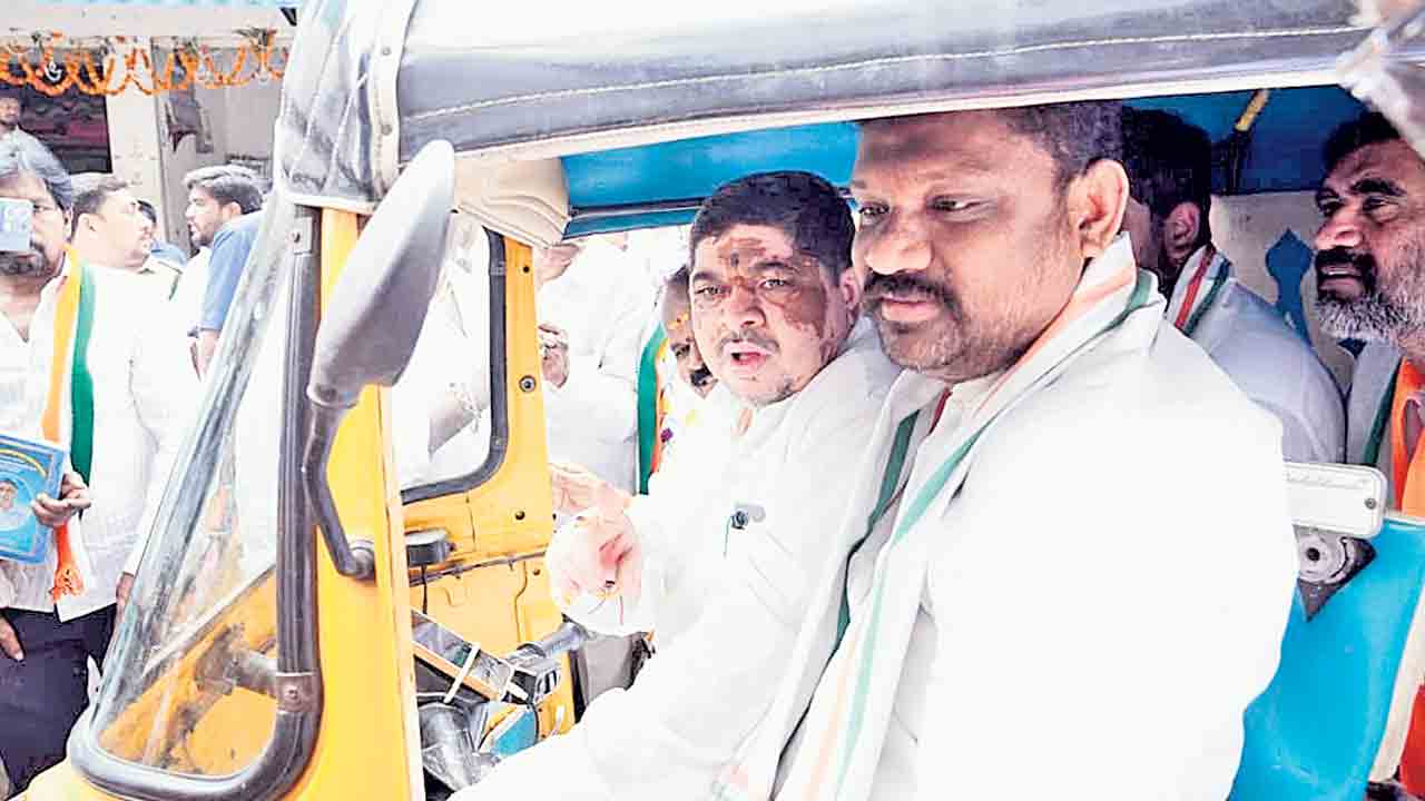 మా జీవితాలు ఆగం చేసి ఫొటోలకు పోజులా?