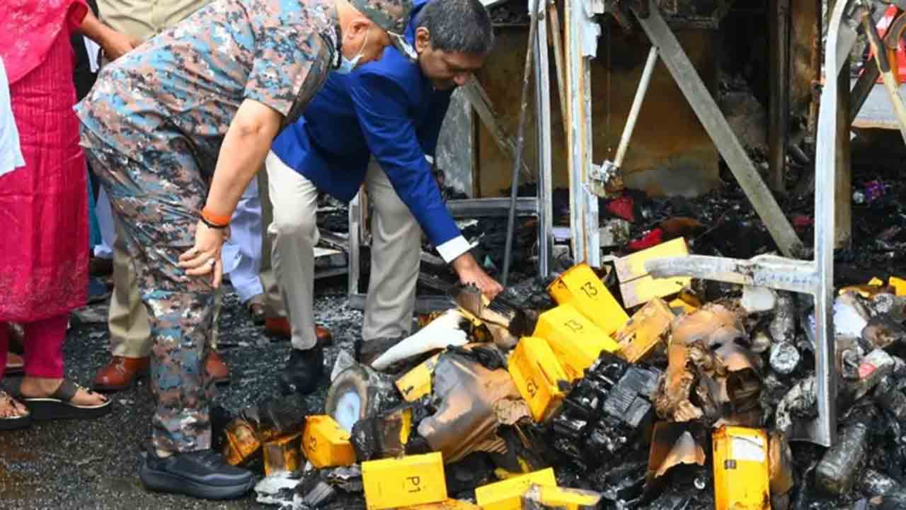 Kurnool Bus Accident |  ఆ మొబైల్ ఫోన్లే ప్రాణాలు తీశాయా..? బస్సు ప్రమాదంలో వెలుగులోకి మరో కీలక విషయం