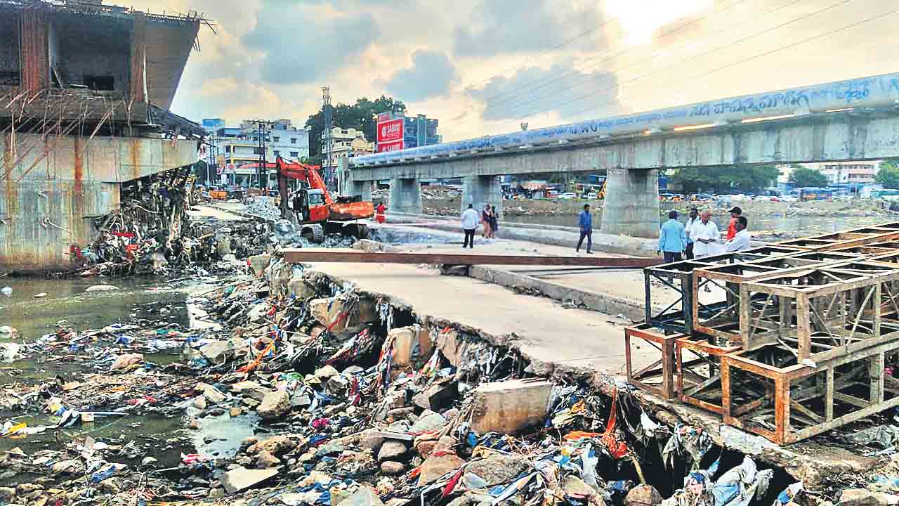 కొత్తది కట్టలేక.. పాతది కూల్చేశారు