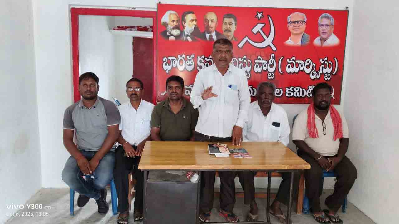 Munugode Market Yard | దళారి వ్యాపారులకు మునుగోడు మార్కెట్ యార్డ్‌ను లీజుకి ఇవ్వడం ఏంటి..? : బండ శ్రీశైలం