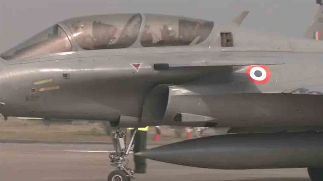 President Murmu | రఫేల్‌ యుద్ధ విమానంలో విహరించిన రాష్ట్రపతి ముర్ము.. VIDEO