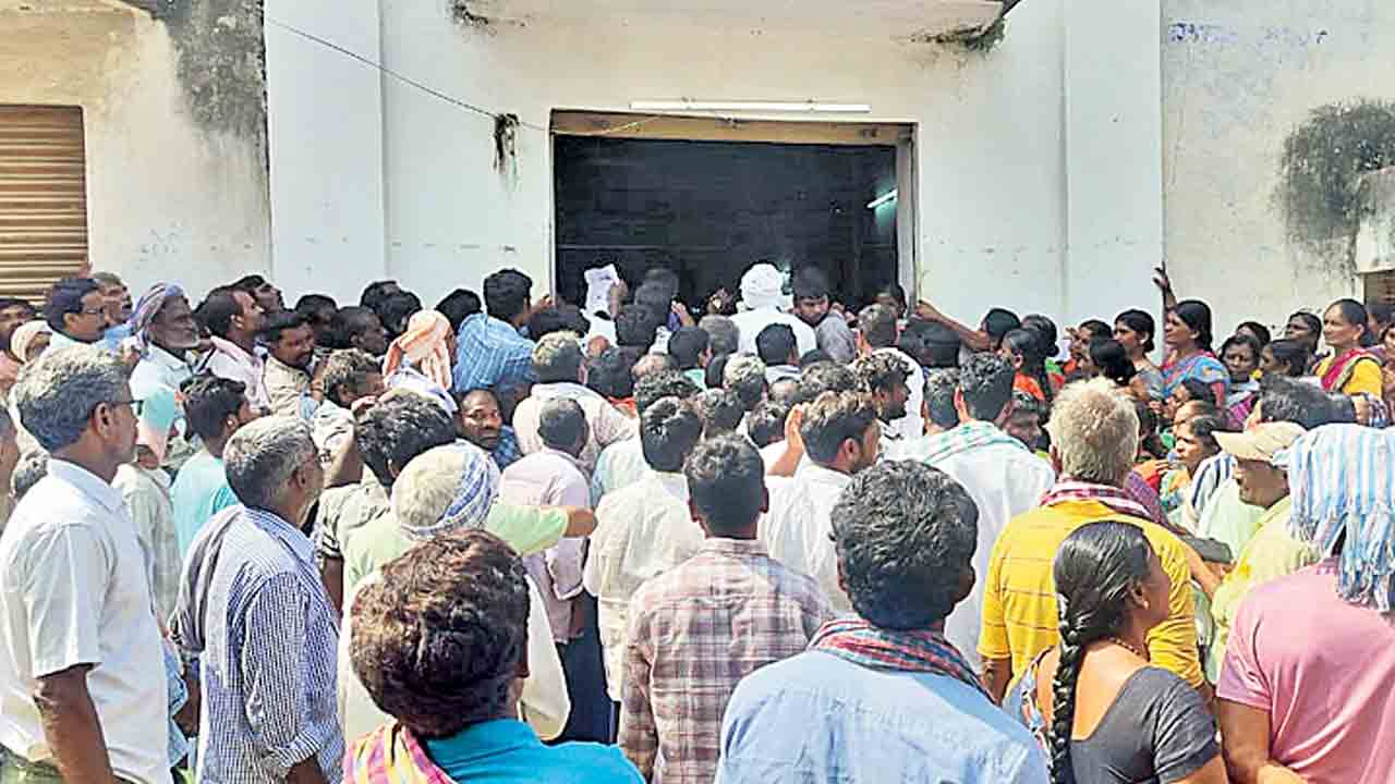 యూరియా కోసం రైతుల ధర్నా