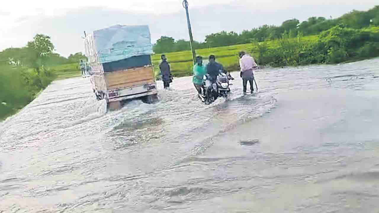 భారీ వర్షంతో రాకపోకలు బంద్‌ ..!