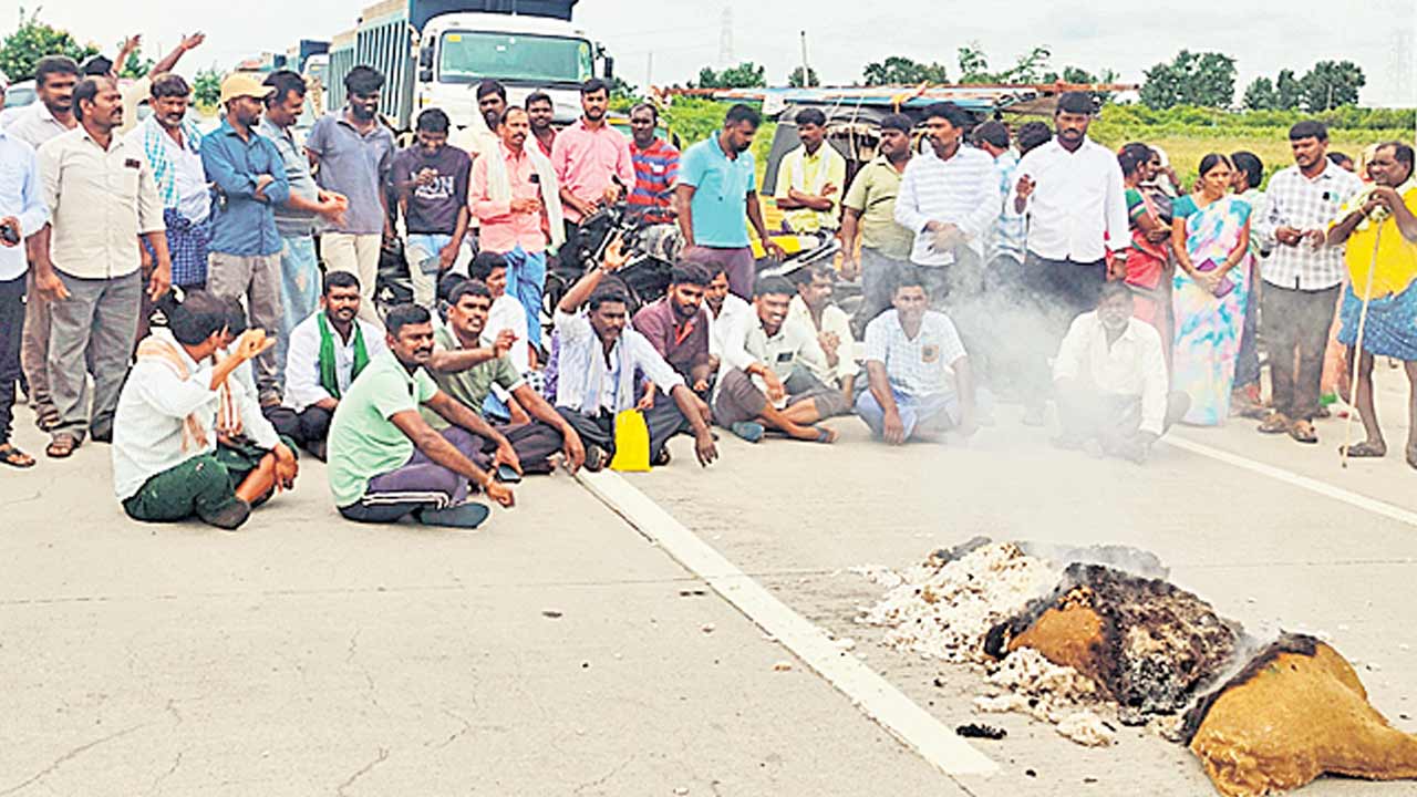 పత్తి రైతుల ఆగ్రహం..!