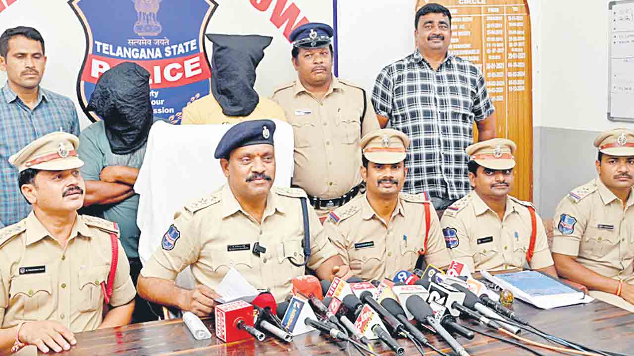 బాలిక హత్య కేసులో నిందితులు అరెస్టు