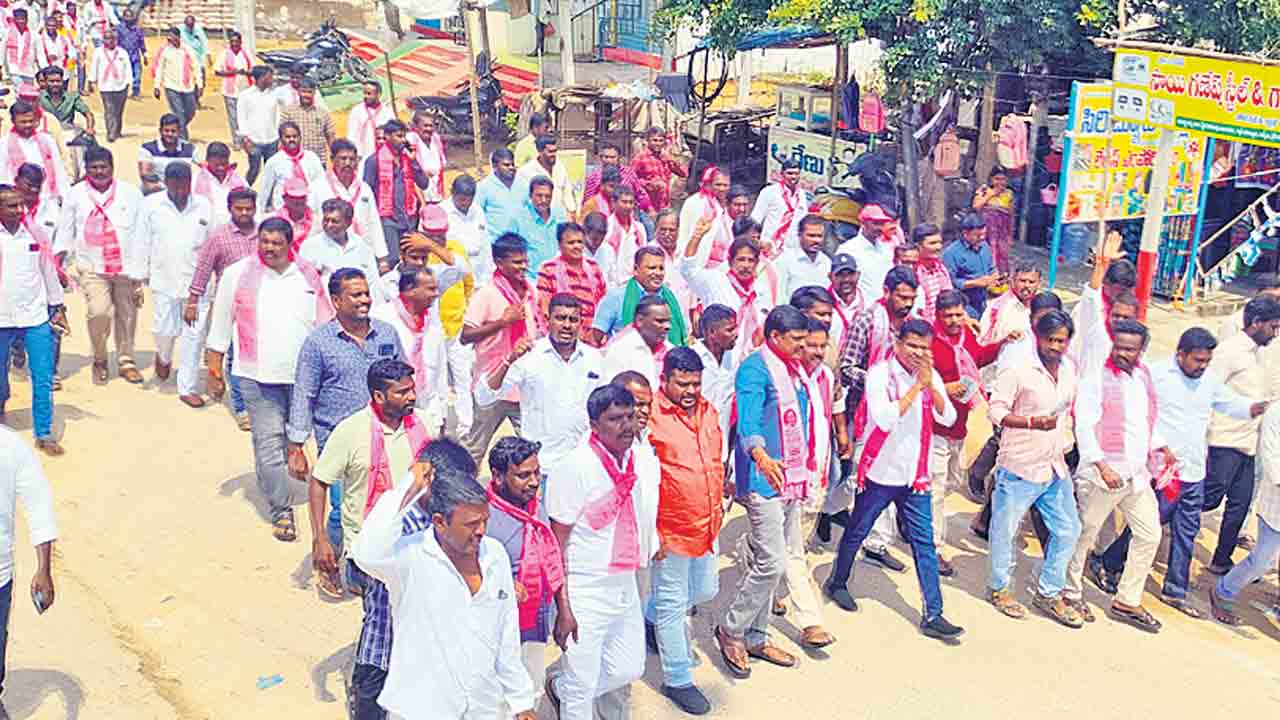 కాంగ్రెస్‌ బాకీ కార్డులు ఇంటింటికీ చేరాలి