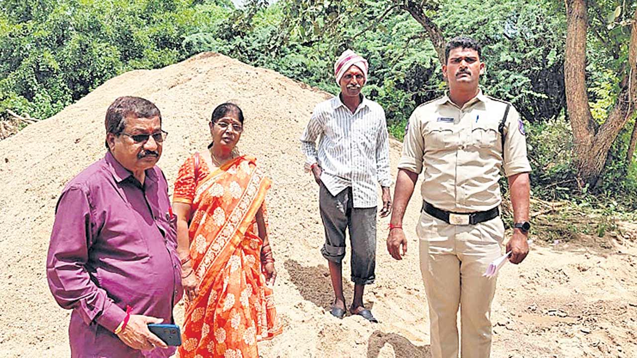 అడ్డూ అదుపు లేకుండా దర్జాగా ఇసుక దందా