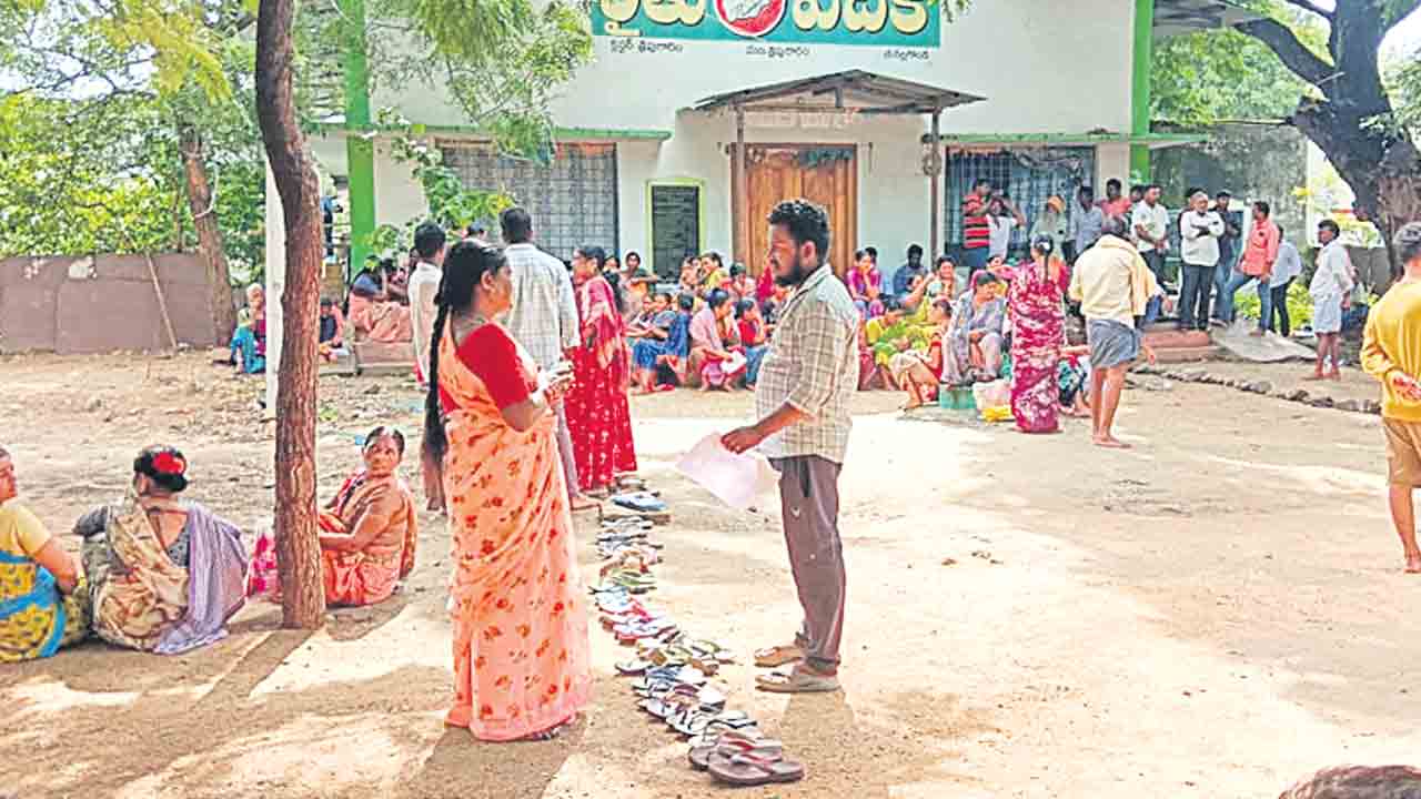 అవే తిప్పలు.. చెప్పులు!
