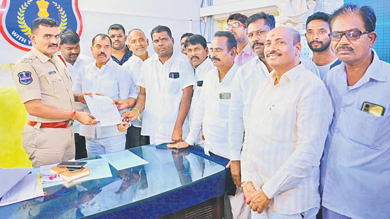 ఎమ్మెల్యే అయిలయ్య అక్రమాస్తుల నిగ్గు తేల్చాలి..!