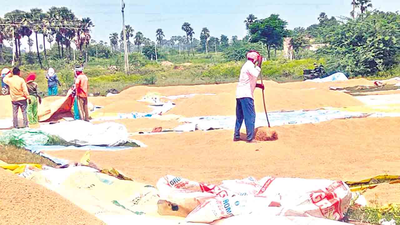 పీఏసీఎస్‌ కేంద్రంలో రైతులకు బెదిరింపులు