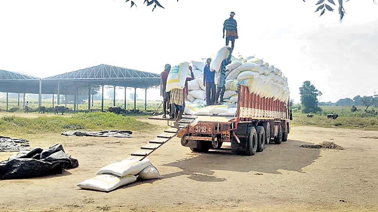 రైతుల కష్టం దళారులపాలు