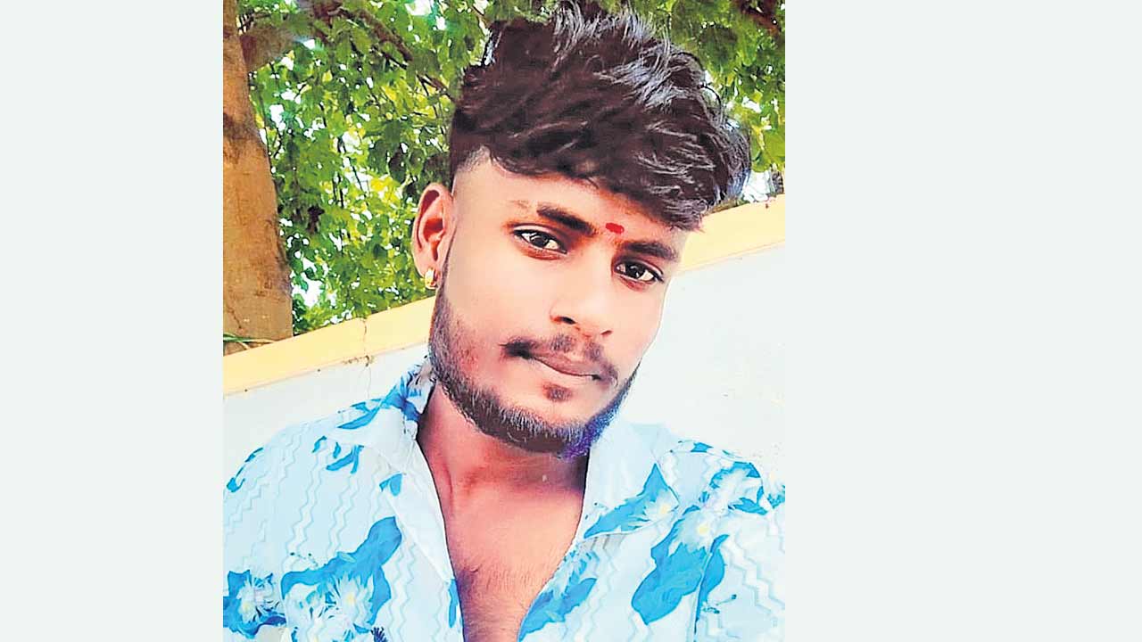 విద్యుత్‌ అధికారుల నిర్లక్ష్యానికి యువ రైతు మృతి