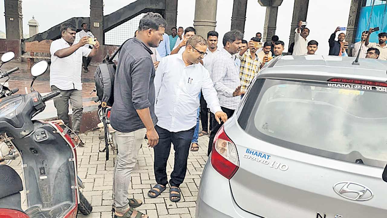 పక్కా ఆధారాలతోనే ఈఈ ఇంటిపై దాడులు..!