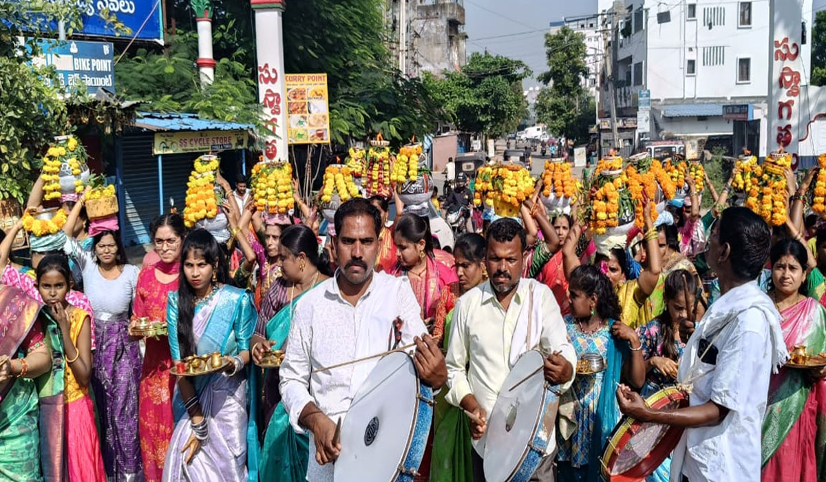 Bonala festival | ఎల్లమ్మ గుట్టలో ఘనంగా బోనాల పండగ