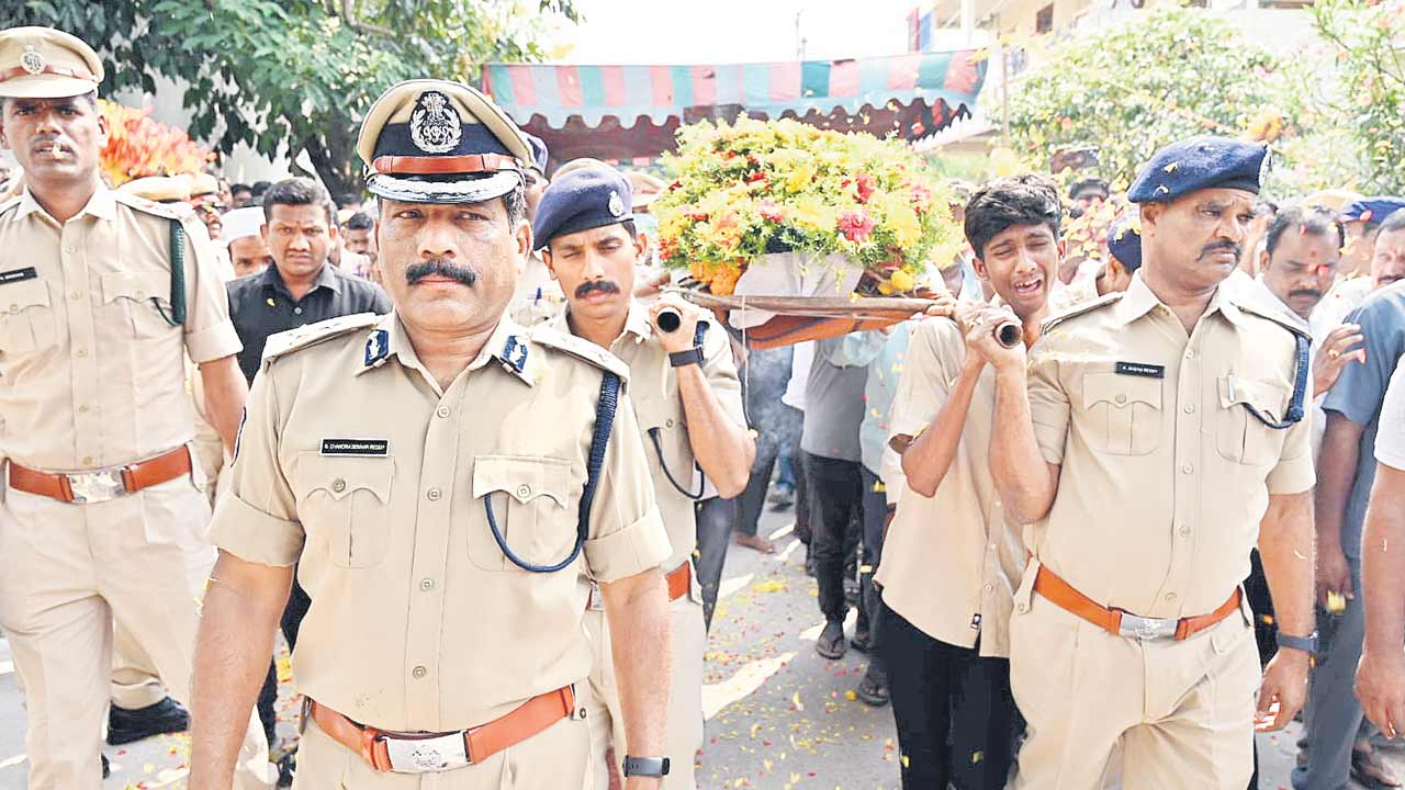 కానిస్టేబుల్‌కు కన్నీటి వీడ్కోలు