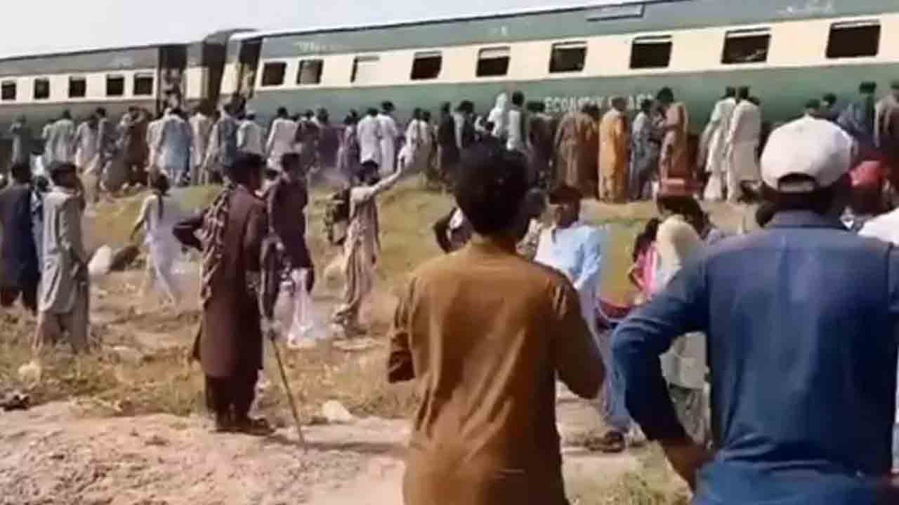 Train blast | రైల్వే ట్రాక్‌పై బాంబు పేలుడు.. పట్టాలు తప్పిన రైలు.. పలువురికి గాయాలు