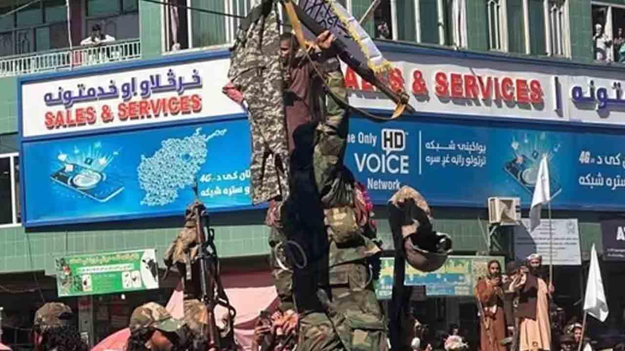 అఫ్ఘాన్‌లో పాక్‌ సైనికుల ప్యాంట్ల ప్రదర్శన