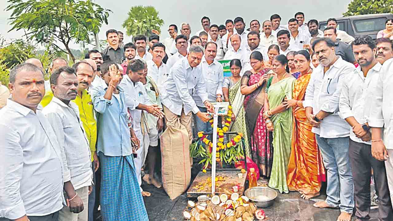 కాంగ్రెస్‌ ప్రభుత్వం హామీలు నెరవేర్చాలి