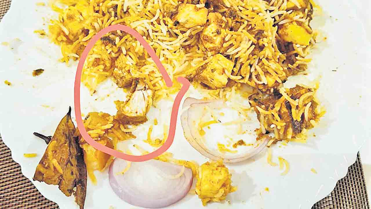 పన్నీరు బిర్యానీలో చికెన్‌ ముక్క