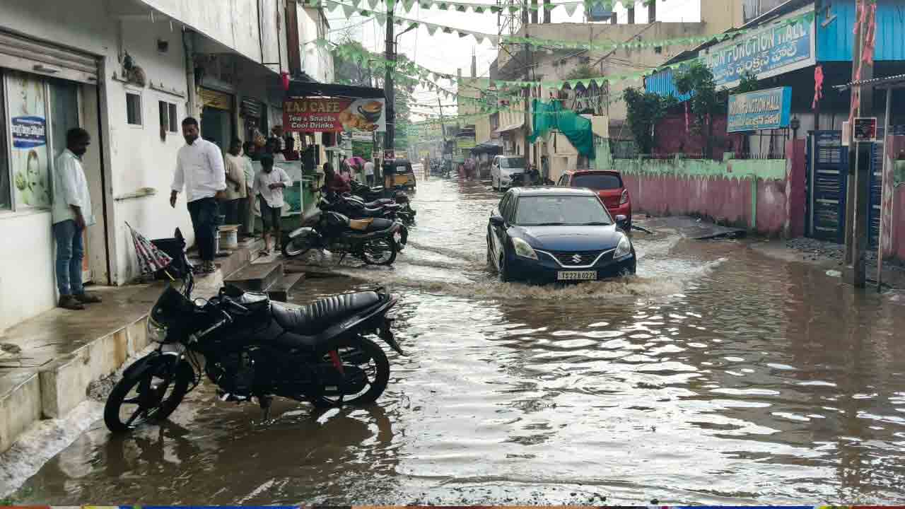 Peddapalli Town | చెరువులను తలపిస్తున్న రోడ్లు.. పెద్దపల్లి పట్ణణ 30వ వార్డుకు వెళ్తే అంతే..!