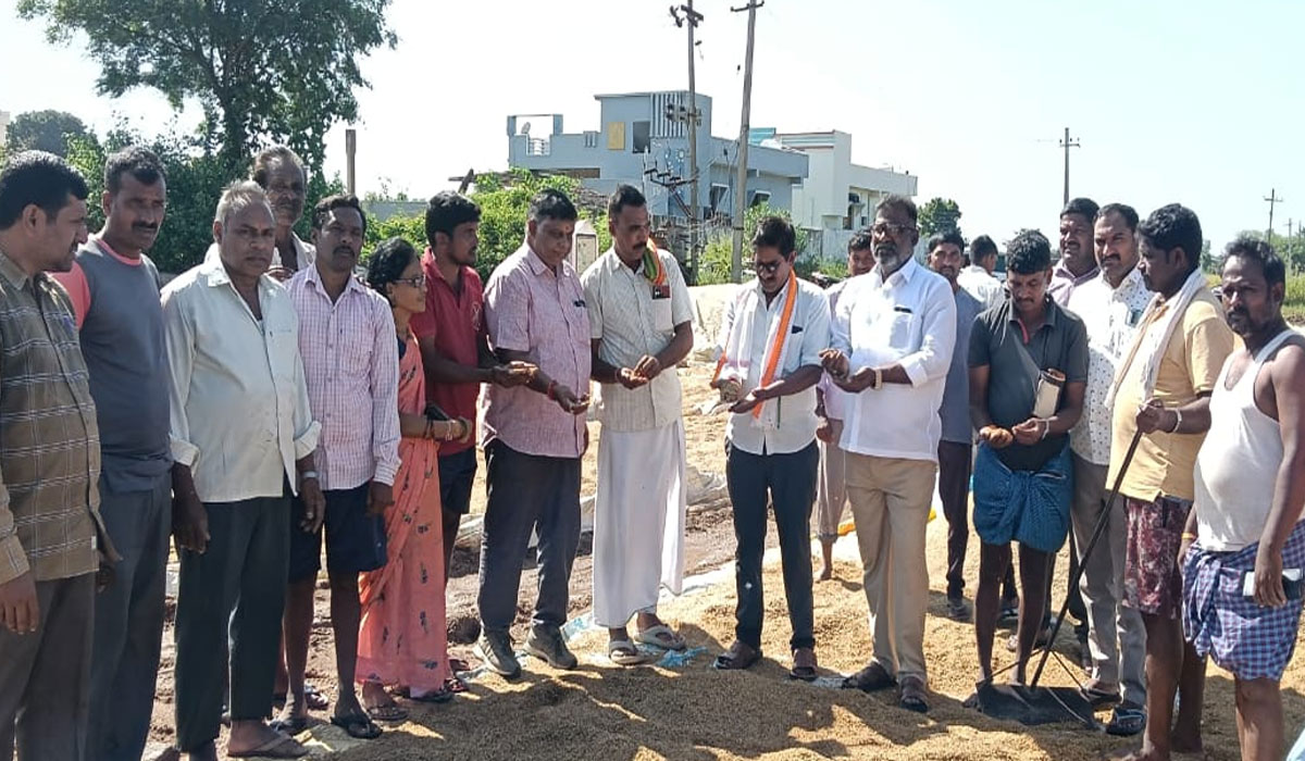 Rajarampally |  రాజరాంపల్లిలో పంట నష్టాన్ని పరిశీలించిన అధికారులు