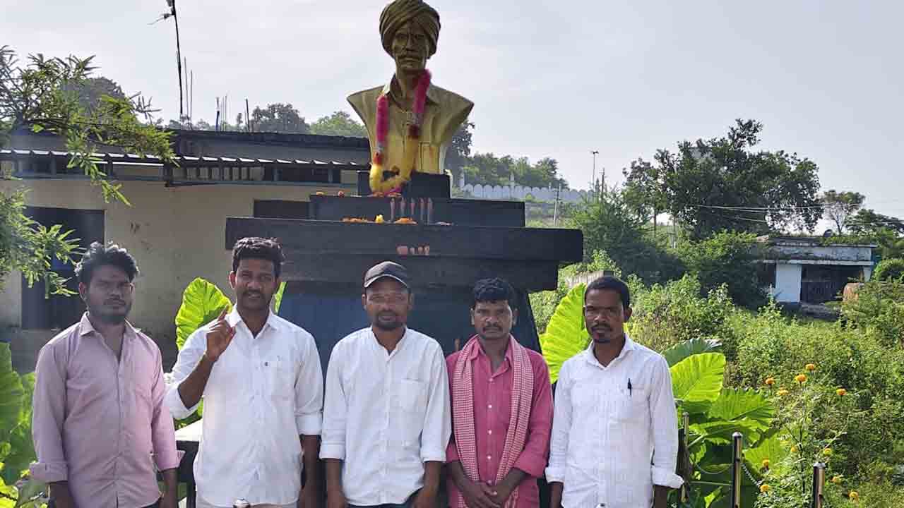 Pending Fees | పెండింగ్ ఫీజులు చెల్లించి విద్యార్థులను ఆదుకోవాలి