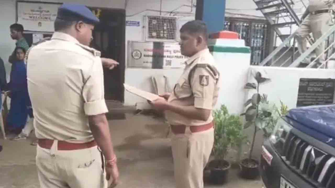 ఇంట్లోకి చొరబడి మహిళపై గ్యాంగ్‌ రేప్‌