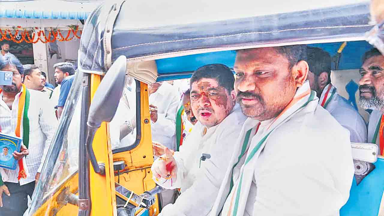 మా జీవితాలు ఆగం చేసి ఫొటోలకు పోజులా?