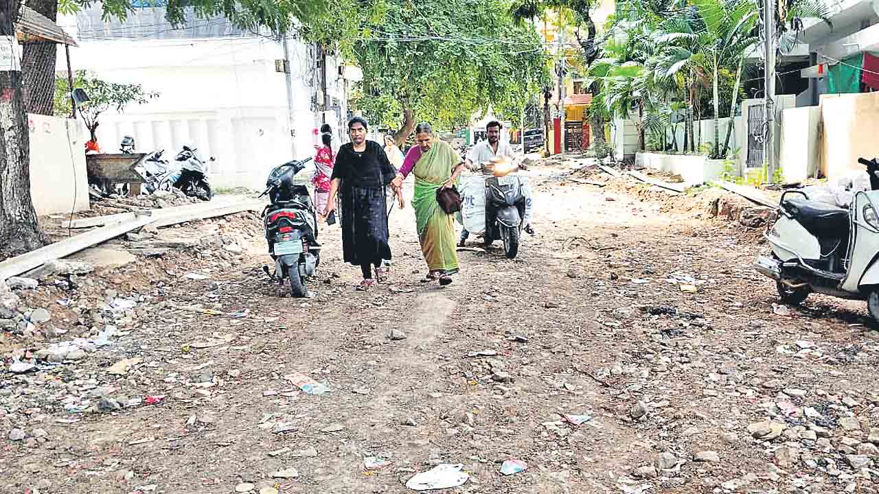 తవ్వేశారు.. వదిలేశారు