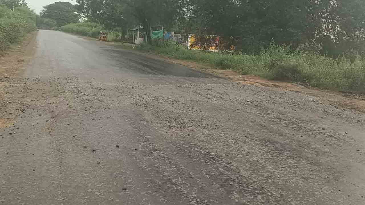 Potholes | నమస్తే తెలంగాణ వెబ్‌న్యూస్ ఎఫెక్ట్‌.. గుంతలు పూడ్చే పనులు షురూ