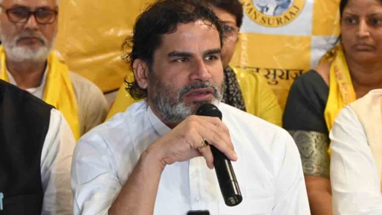 రెండు ఓటరు కార్డులపై పీకేకు ఈసీ నోటీసు