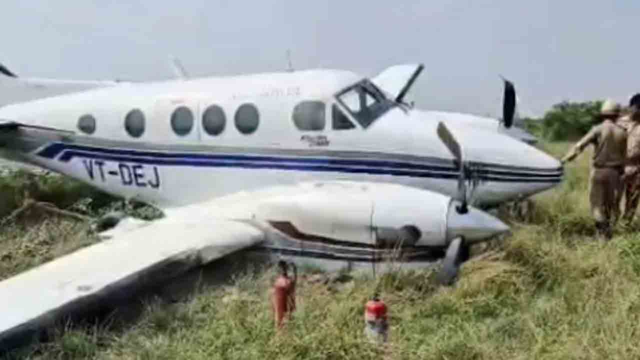Private Jet Skids Off | టేకాఫ్ సమయంలో.. రన్వే నుంచి జారిన ప్రైవేట్ విమానం