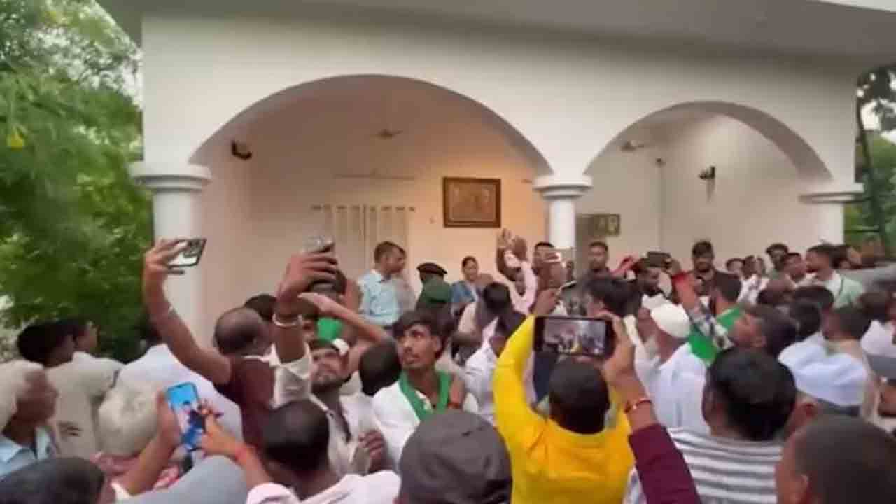 RJD workers storm Lalu’s home | లాలూ ఇంటిని ముట్టడించిన ఆర్జేడీ కార్యకర్తలు..   సీట్ల కేటాయింపుపై నిరసన