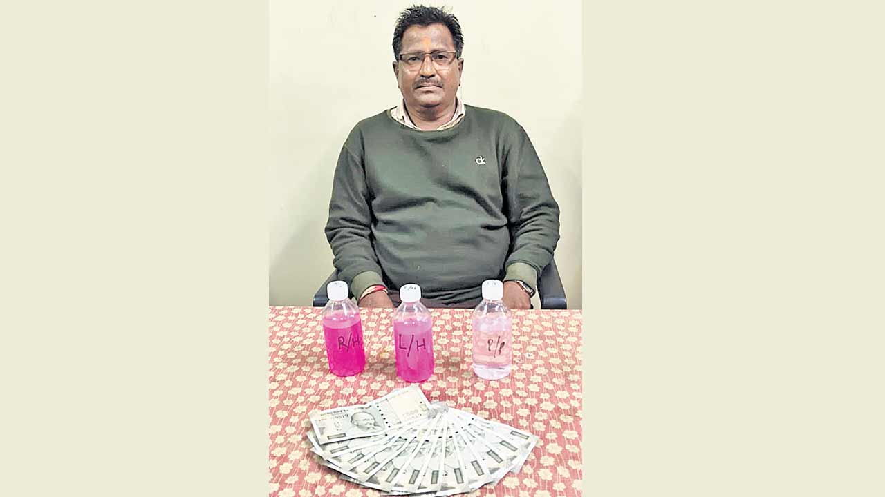 మీటర్‌కు నోటు నొక్కి.. ఏసీబీకి చిక్కి..