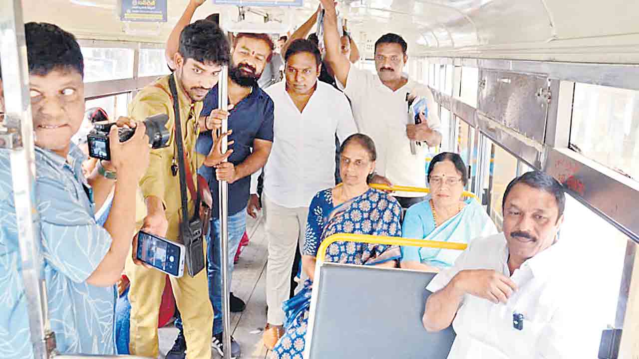 పోలీసు నిర్బంధాన్ని ఛేదించి బస్‌భవన్‌ ముట్టడికి తరలి