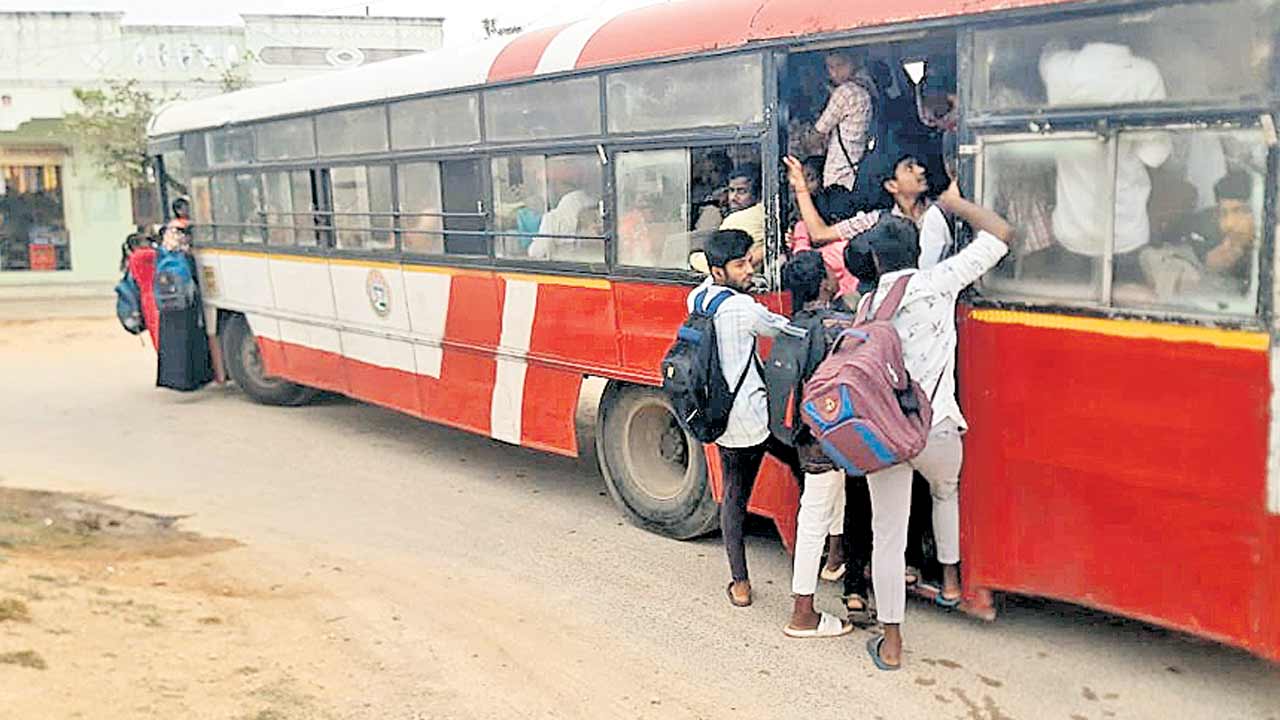 నిత్యం సర్కస్‌ ఫీట్లే..