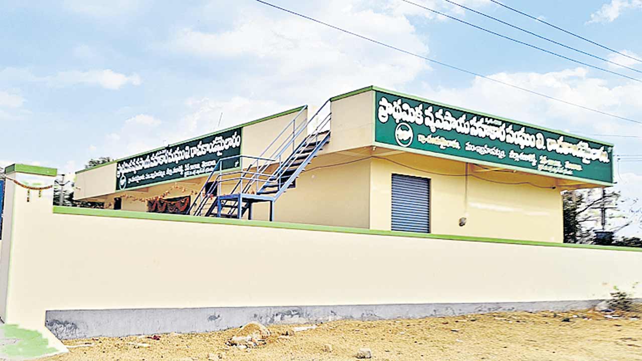 తమ పార్టీలో చేరితేనే చైర్మన్లుగా.. లేకుంటే.. పదవి ఊస్టే!