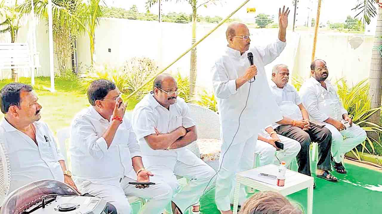 కాంగ్రెస్‌ మోసాన్ని ఇంటింటికీ వివరించాలి